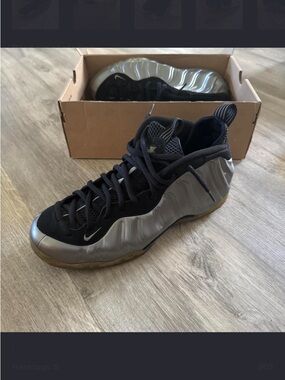 Nike Men’s Foamposite in Black and Metallic Silver Pewter ( With Box✅ )